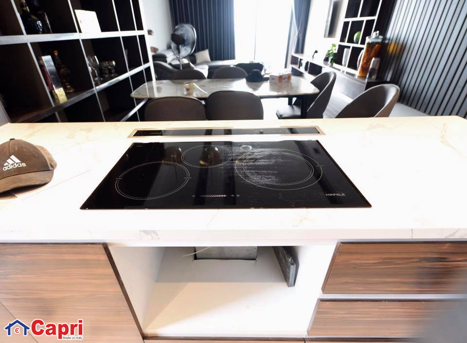 Máy hút mùi âm bàn đặt giữa không gian nhà